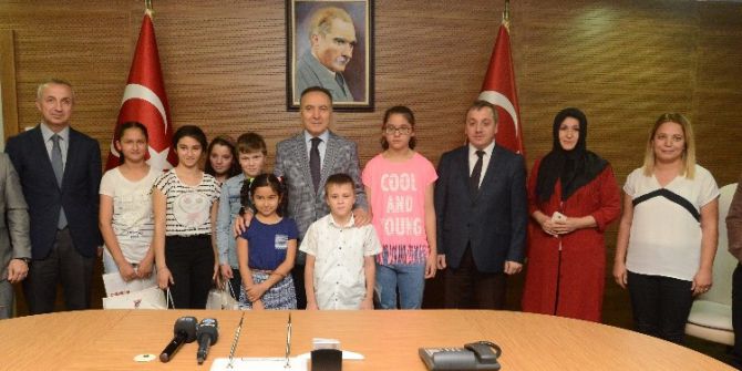 Vali Altıparmak’tan Çocuk Evlerindeki Başarıl Öğrencilere Ödül