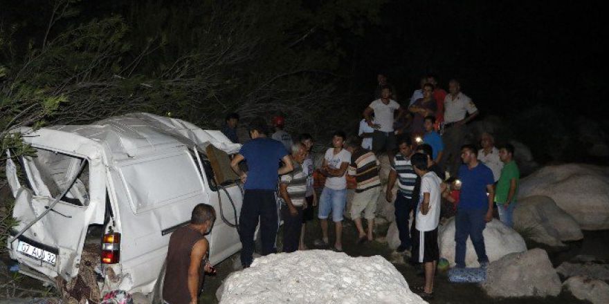 Antalya’da Piknik Dönüşü Kaza: 2 Ölü, 9 Yaralı