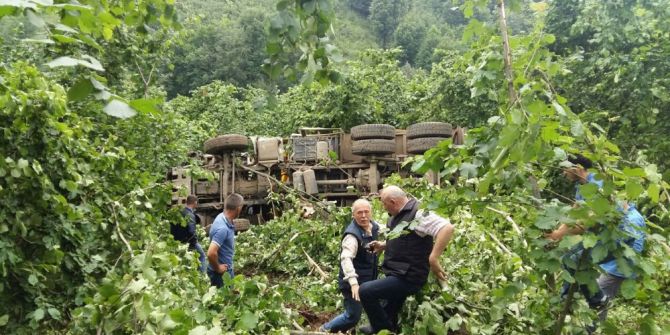 Kamyon Uçuruma Yuvarlandı: 1 Yaralı