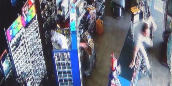 Deprem Olunca Tezgahın Üzerinden Adeta Uçtu