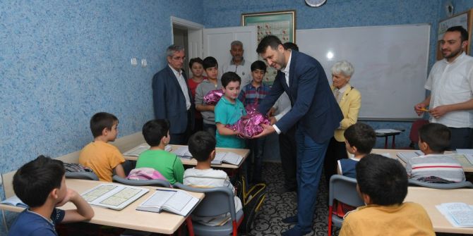 Yetim Çocukların Yüzü Küçük Hediyelerle Güldü