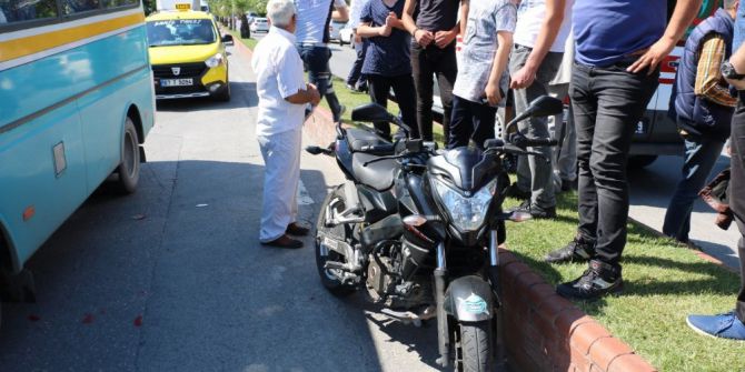 Motosiklet İşçi Servisi İle Çarpıştı: 1 Yaralı