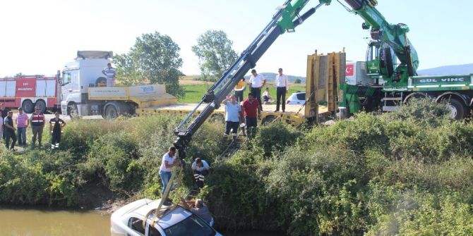 Ameliyatlı Hasta Gölete Uçan Araçta Kurtarılmayı Bekledi