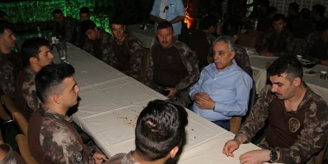 Vali Toprak Özel Harekatçı Polislerle İftar Yaptı