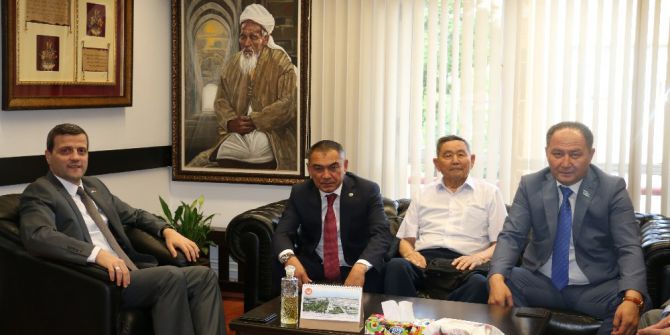 Türkistan Valisi Alipbek Öserbayev’den Anlamlı Ziyaret