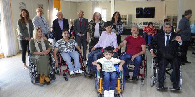 Semiha Kibar’dan İhtiyaç Sahiplerine Tekerlekli Sandalye Bağışı
