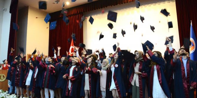 Genç Eczacılar Ve Hemşirelerin Mezuniyet Coşkusu