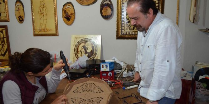 Ahşabı Yakarak Sanata Dönüştürüyorlar