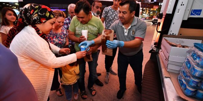 Deprem Sonrası Geceyi Dışarıda Geçirenlere Sıcak Yemek