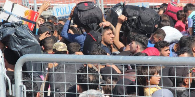 Bayram İçin Ülkelerine Gitmek İsteyen Suriyeliler Sınırda İzdiham Oluşturdu