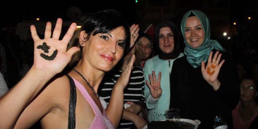 Çanakkaleli Kadınlar Demokrasi Ve Şehitler Mitingi’nde Ellerine Kına Yaktı