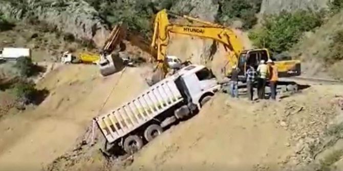 Uçurumun Kenarında Asılı Kalan Kamyon Kepçe İle Kurtarıldı