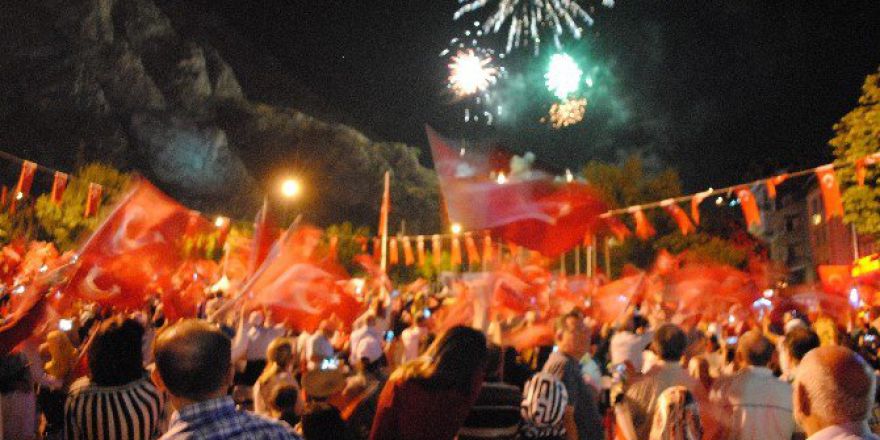 Amasya’da Mitingde Atılan Havai Fişekler Yangın Çıkardı