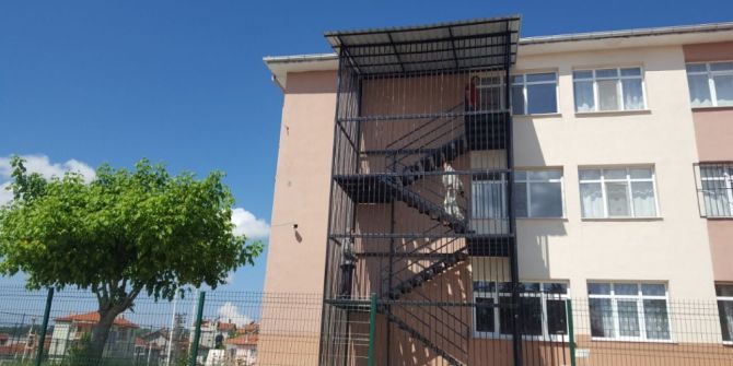 Pazarlar İlkokuluna Yangın Merdiveni