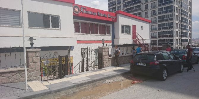 Okulun Kapısına Kilit Vuruldu, Öğretmenler İsyan Etti
