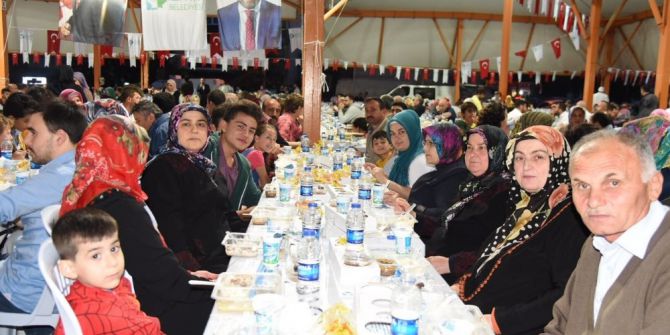 Yeşilova’da 2 Bin 500 Kişilik İftar Sofrası Kuruldu