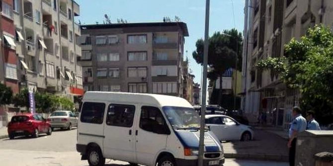 Freni Çekilmeyen Minibüsü Direk Durdurdu