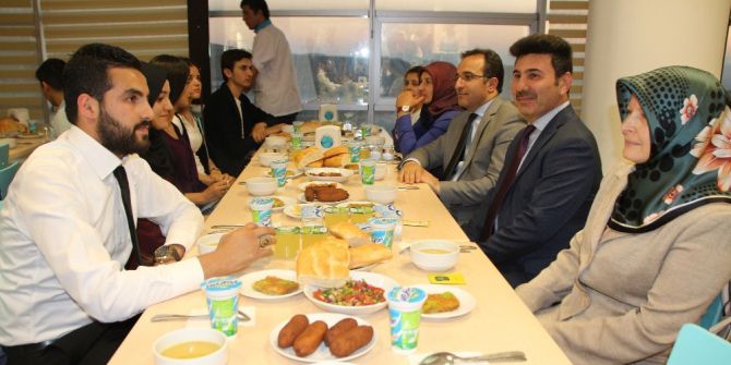 Rektör Karacoşkun’dan Öğrencilere İftar