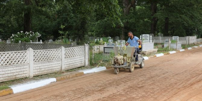 Mezarlıklarda Temizlik Çalışmaları Yapılıyor
