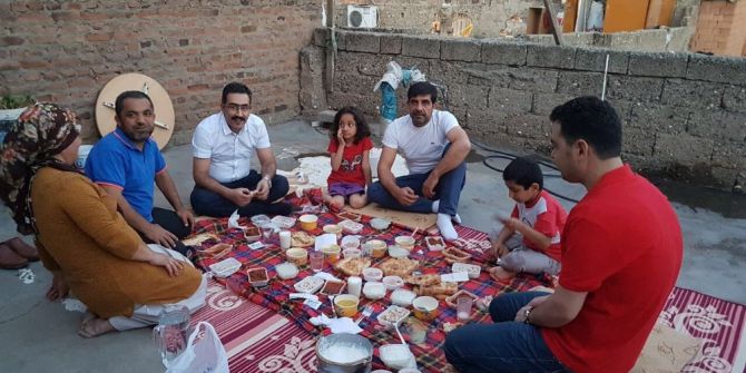 Ak Parti Bağlar İlçe Başkanlığı Her Akşam Bir Vatandaşa İftara Gidiyor