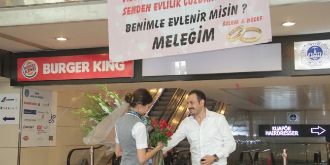 Havalimanında İlginç Evlilik Teklifi