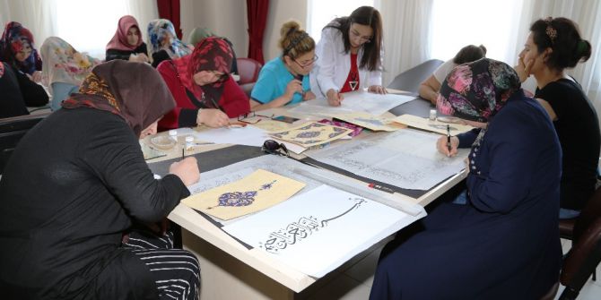 Kadınlar Tezhip Öğreniyor