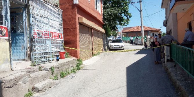 Müşteri Kılığında Gelen Gaspçı, Kadın Bakkalı Bıçakladı