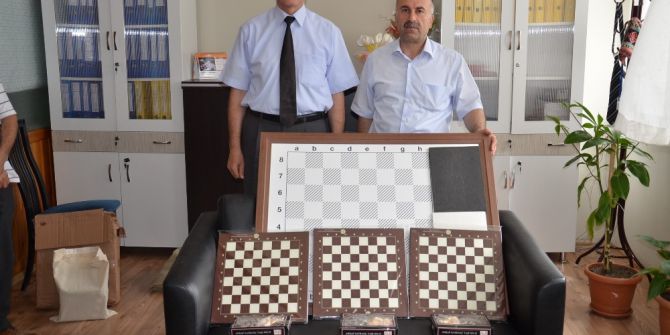 Çevreci Okulun Hediyesi Satranç Takımı