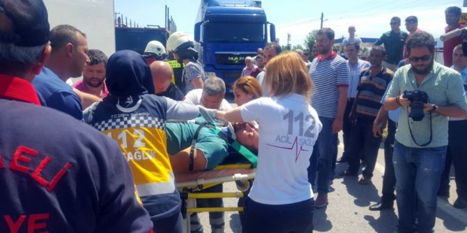 Kamyonet Kırmızı Işıkta Bekleyen Tır’a Çarptı