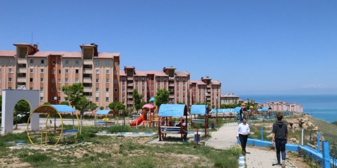 Edremit’te Parklar Yenileniyor