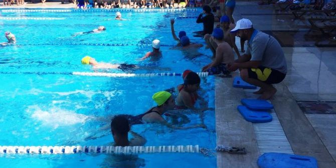 Kemalpaşalı Çocuklar Yüzme Öğreniyor