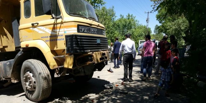 Gevaş’ta Trafik Kazası Ucuz Atlatıldı