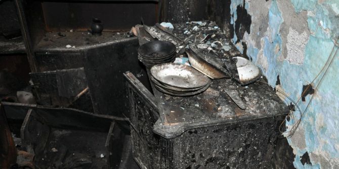 Ev Kül Olan Felç Hastası Yaşlı Kadın Yardım Bekliyor