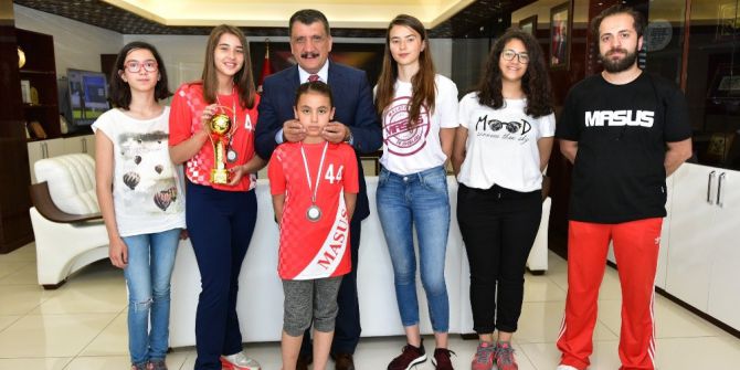 Başarılı Sporcular Başkan Gürkan’ı Ziyaret Etti