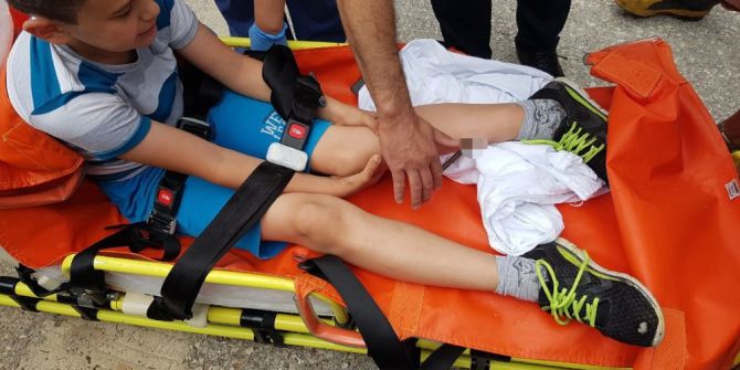 Oyun Oynarken Bacağına Demir Saplandı