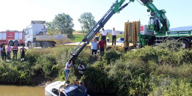 Gölete Uçan Araçtaki Babasını Kurtarmak İçin Verdiği Mücadeleyi Anlattı