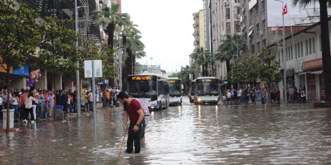 Denizli’de Sağanak Yağış Yolları Göle Çevirdi