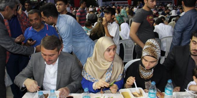 Diyarbakır’da Binlerce Kişi Kardeşlik Sofrasında Buluştu