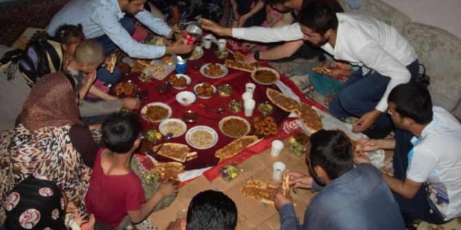 Haluk Levent’in Sosyal Medya Grubu Suriyeli Yoksul Aile İle İftar Yaptı