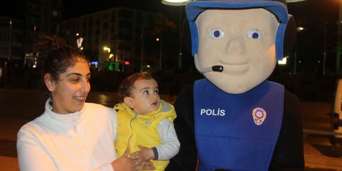 Sivas’ta Polisten Vatandaşlara Maskotlu Uyarı