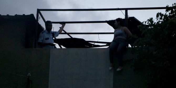 Kahraman Polis İntihar Etmek İsteyen Genç Kızı Son Anda Kurtardı