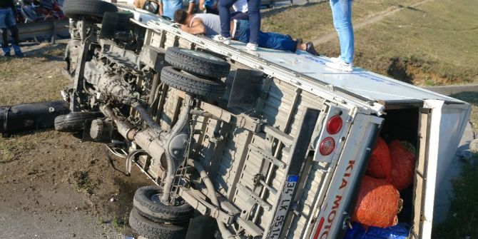 Tem’de Meyve Yüklü Kamyonetin Şarampole Yuvarlanması Güvenlik Kamerasında