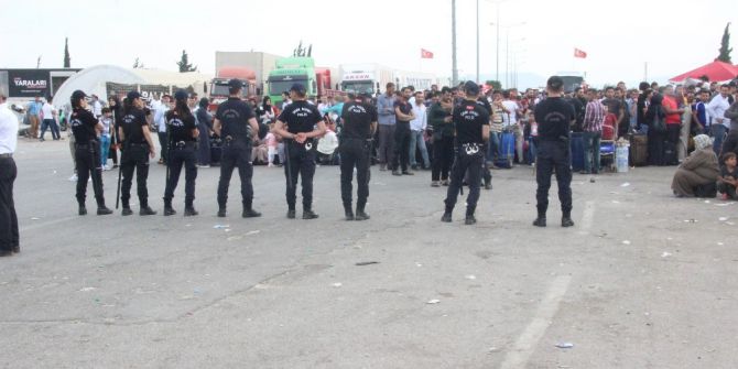 Suriyeliler Sınır Kapısında İzdiham Oluşturdu