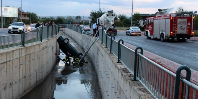 Yoldan Çıkan Otomobil Kanala Düştü