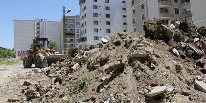 Van’daki Metruk Binalar Yıktırılıyor