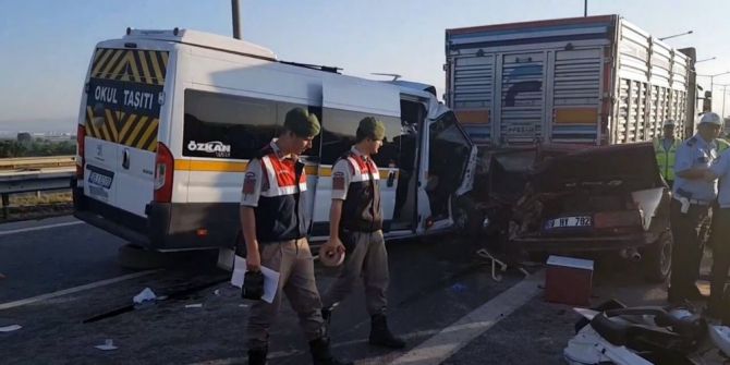Arızalanan Araca Müdahale Edenlere Minibüs Çarptı: 2 Ölü
