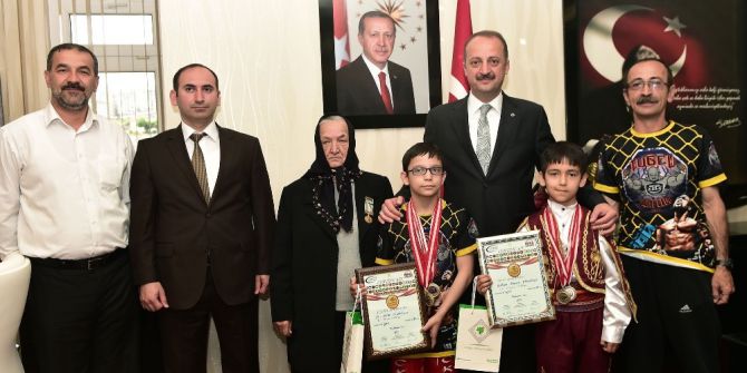 12 Yaşındaki Dünya Şampiyonu Sporcudan Başkan Akgül’e Ziyaret