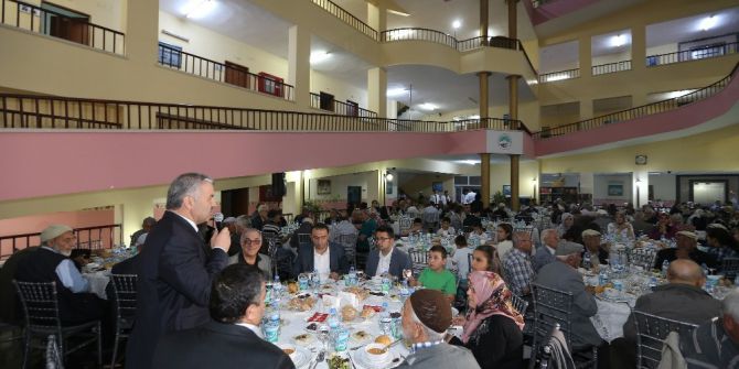 Başkan Çelik Huzurevi’nde İftar Açtı
