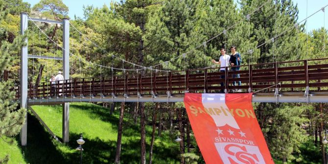Sivasspor Bayrağı ’Minyatür Boğaz Köprüsüne’ Asıldı