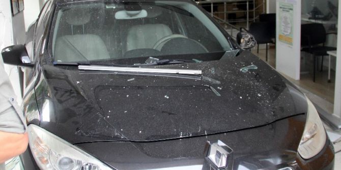 Otomobil Bankaya Girdi: 2 Yaralı